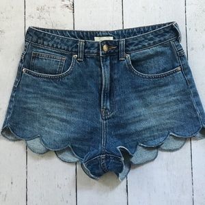 Pedal designed jean shorts